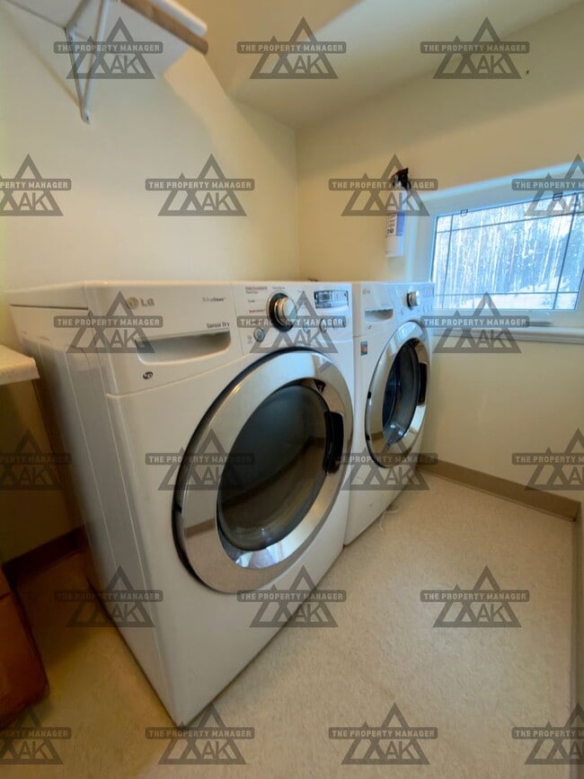 Building Photo - Beautiful 3 bedroom home for rent / Sorry no pets / Heat Included!!