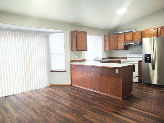 Building Photo - Spacious House - Brand New Flooring - Available Now!!