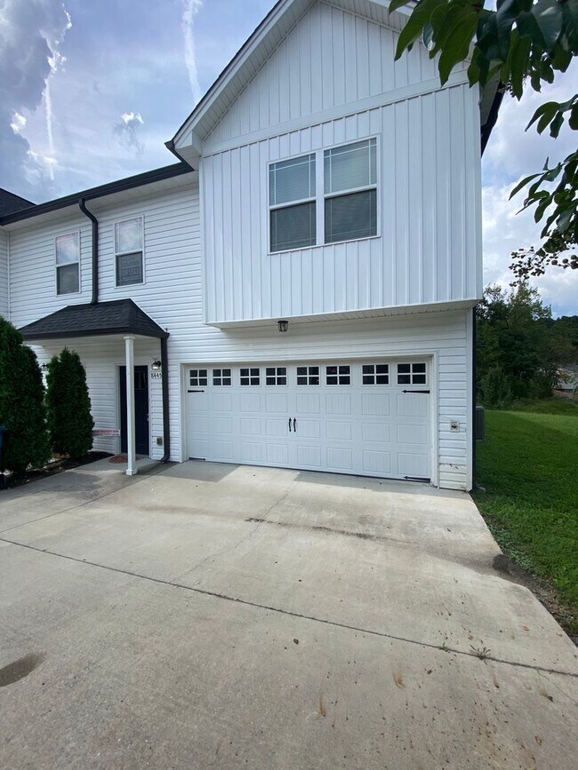 Building Photo - 4 BR, 2 BA, 2 Car Garage | Close to Chattanooga, Volkswagen, FedEx, & Amazon