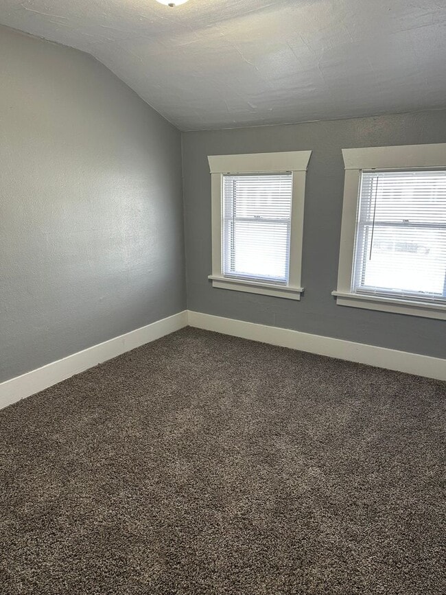 Building Photo - 4+ bedrooms, 1.75 bathrooms in South Tacoma