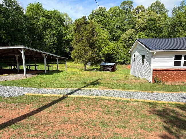 Building Photo - Hamptonville - HWY 901 - 3 Bedroom/ 1 Bathroom