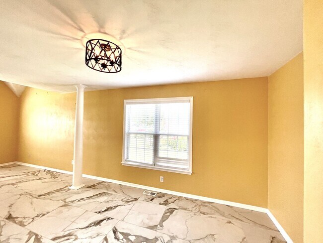 Building Photo - Beautiful large Castleton home
