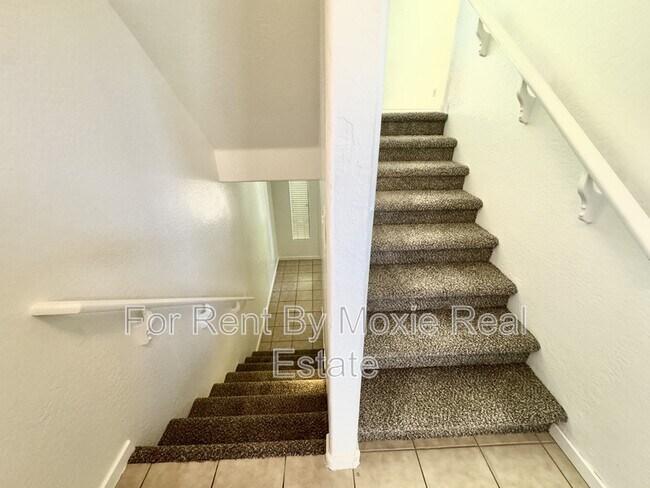 Building Photo - 330 S Farmer Ave