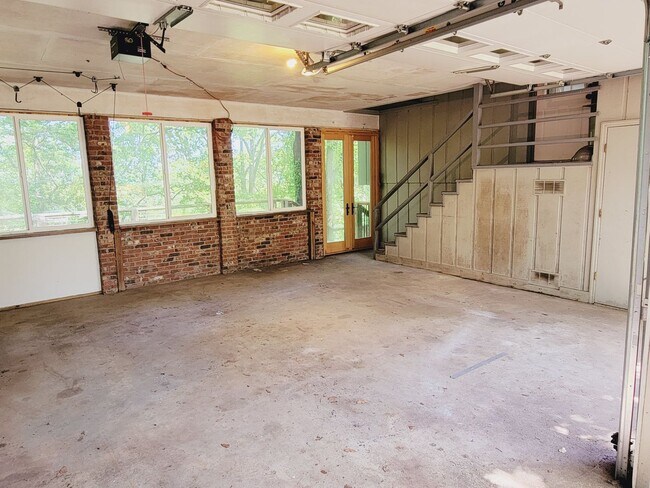 Building Photo - 984 Shades Crest Rd