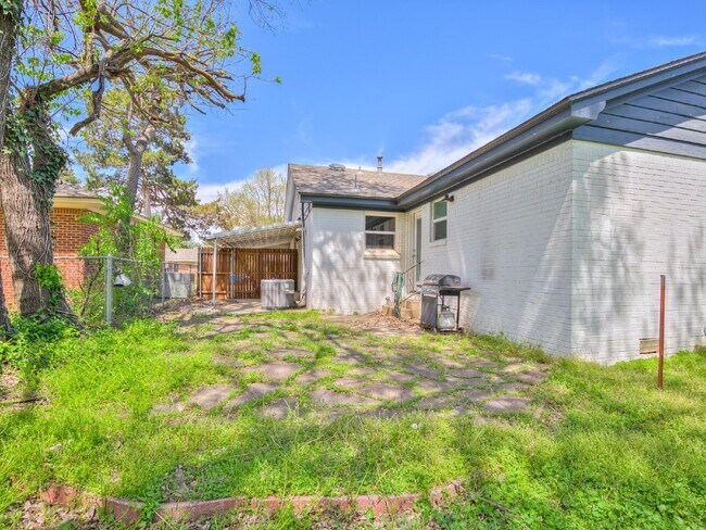 Building Photo - Beautiful Home Just Minutes from the OU Ca...