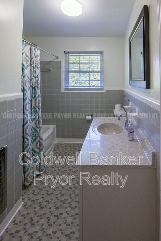 Building Photo - 1225 Panorama Dr