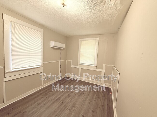 Building Photo - 997 S Willett St