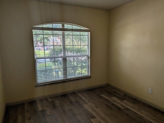 Building Photo - 21383 Village Crossing Ln