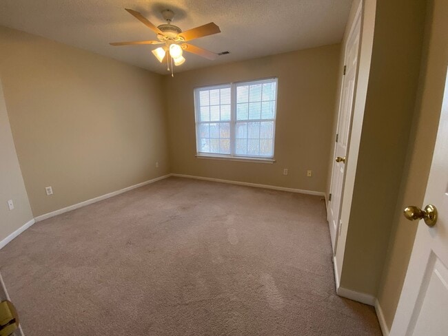 Building Photo - 3BR/2BA with neighborhood pool included!