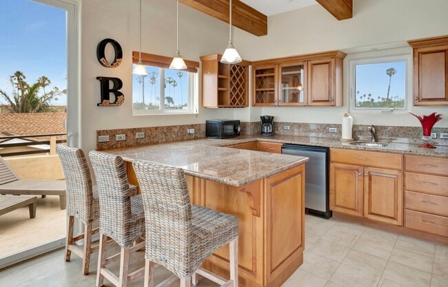 Building Photo - Furnished Stunning 3bd/ 3ba Ocean Beach de...