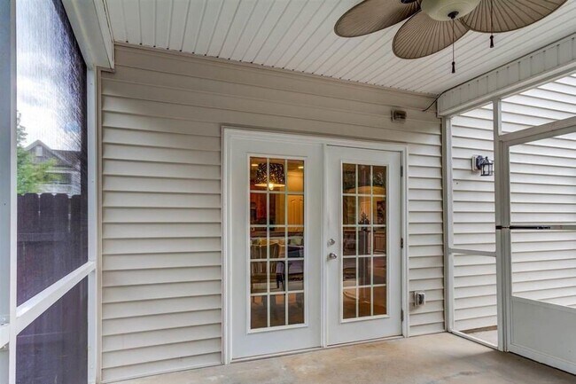 Building Photo - Charming 3 bedroom, 2.5 bath home located in the Lismore Park community.