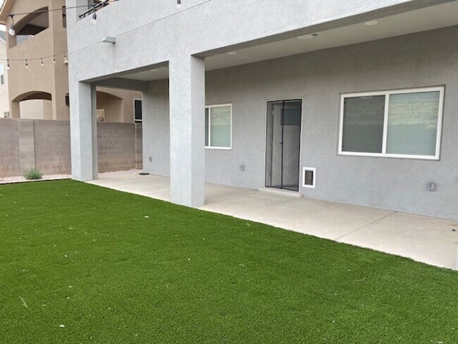 Building Photo - Modern 3 Br., 2.5 Ba., in NE Albuquerque