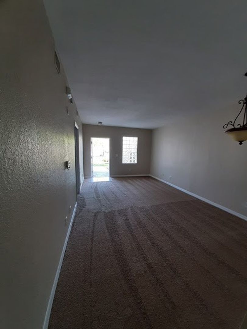 Building Photo - Coming early August 2/2  Ground floor  with newer carpeting