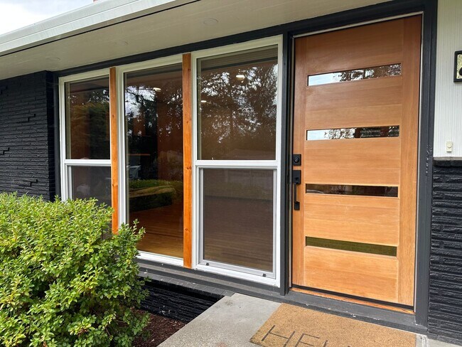 Building Photo - GORGEOUS RANCH STYLE HOME ON HUGE MANICURED LOT IN GARDEN HOME IN SW PORTLAND