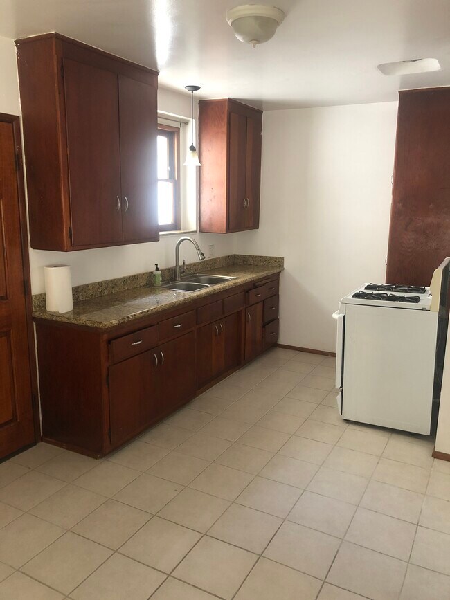 Kitchen - 1802 Green Ln