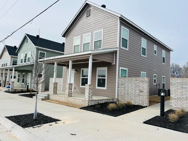 Building Photo - 702 E Johnson Ave