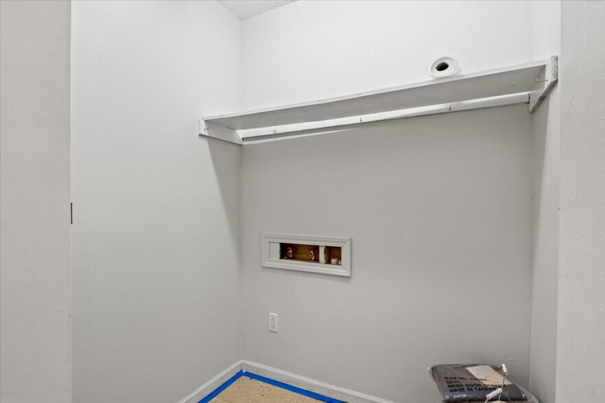 Building Photo - 488 Greenview Dr