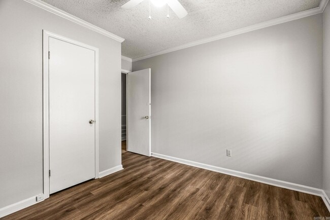 Building Photo - 19 Oak Forest Dr