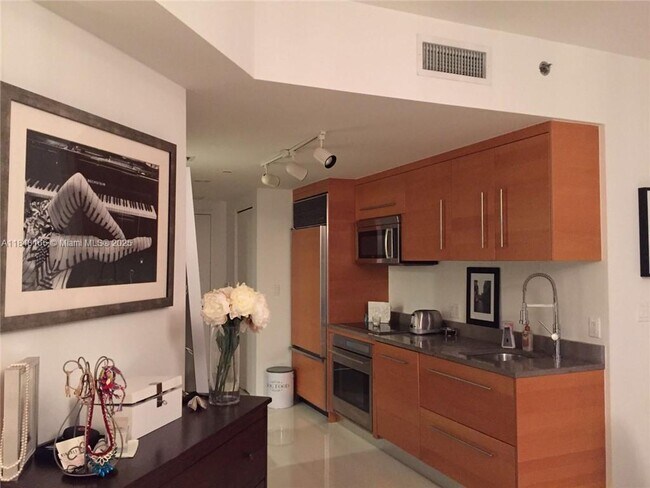 Building Photo - 475 Brickell Ave