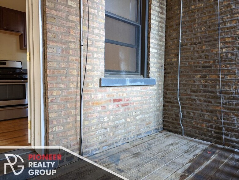 Building Photo - 4407 N Wolcott Ave