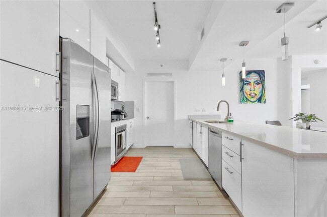 Building Photo - 999 SW 1st Ave