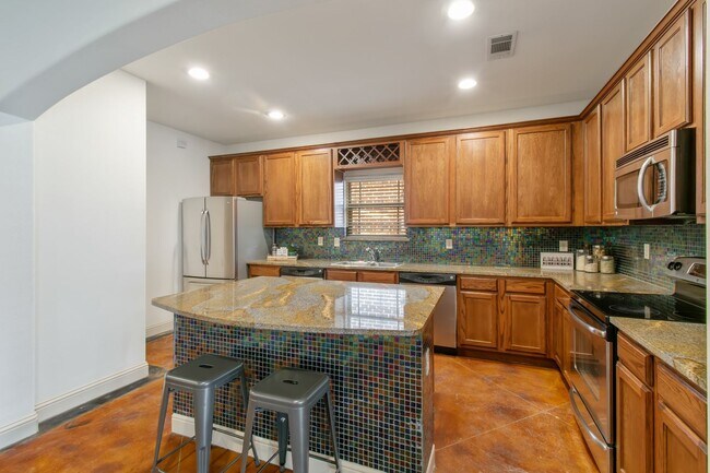 Building Photo - * MOVE IN SUMMER 7/25/2027 * 5 Bed 3 Bath ...