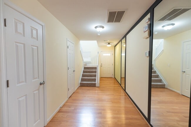Building Photo - 117 Goldfinch Ave
