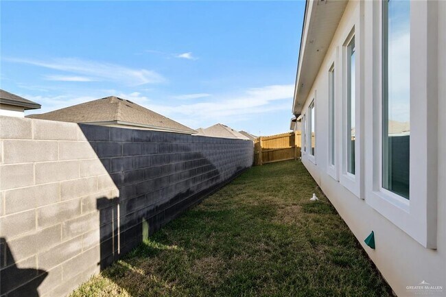 Building Photo - 1025 N Woodson Ave