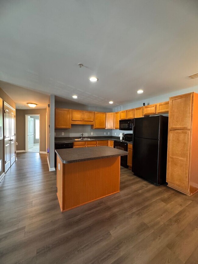 Building Photo - 2BR 2BA Condo with All Appliances Included