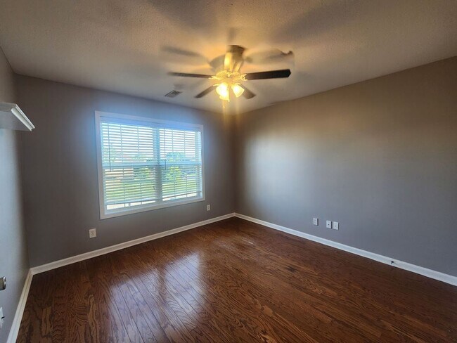 Building Photo - $2500 - 5 Bedrooms 3 Baths + Bonus Room