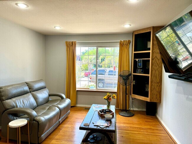 Building Photo - Lovely one level home in Northwest Santa R...