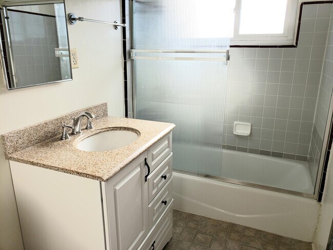 Building Photo - 913 6th St