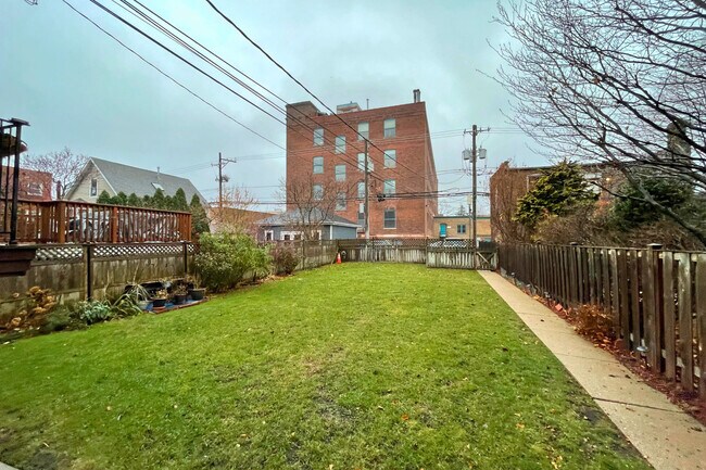 Building Photo - 4744 N Hermitage Ave