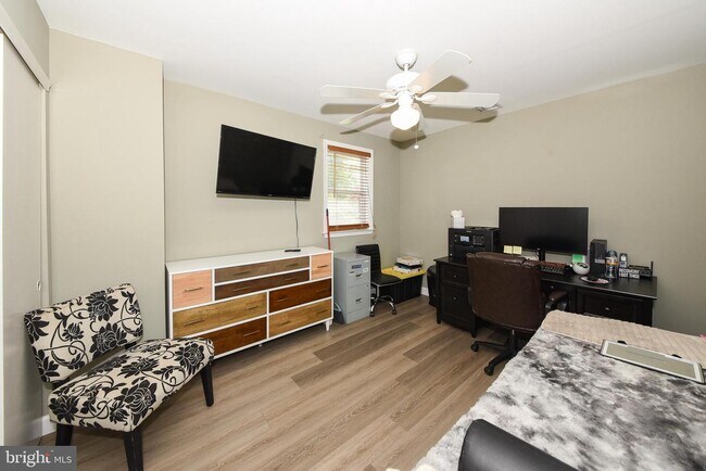 Building Photo - 127 Lark Dr