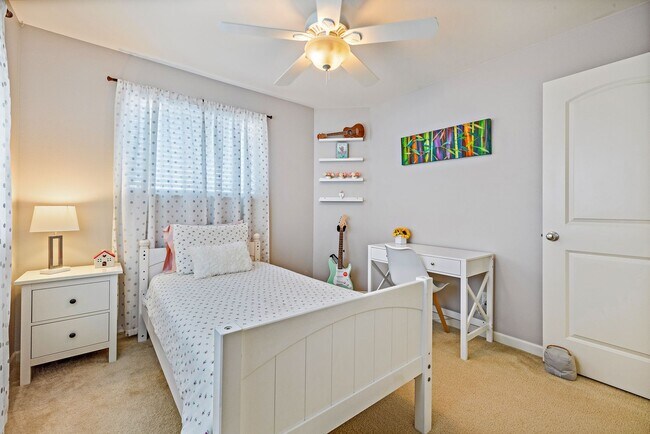 Building Photo - Unfurnished Townhome with Garage, 3 bedroo...