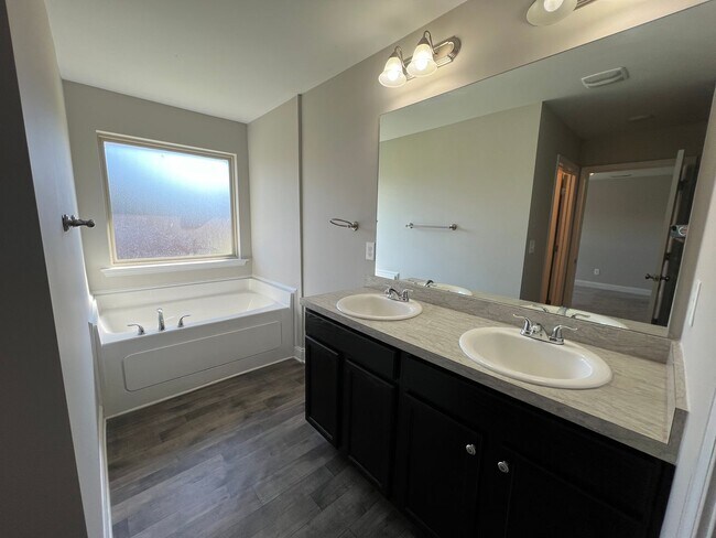 Building Photo - 3 bed 2 bath in Huntsville AL