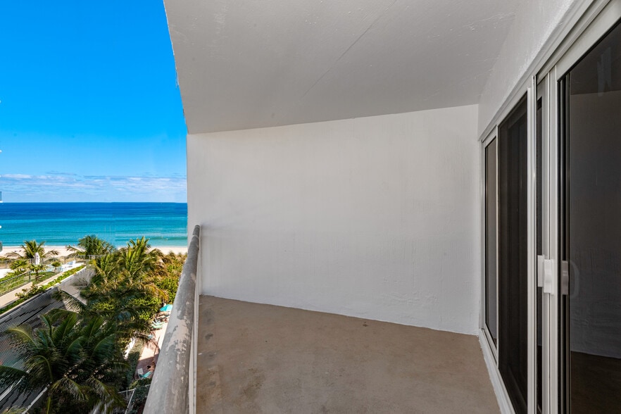 Your Private Balcony - 710 N Ocean Blvd