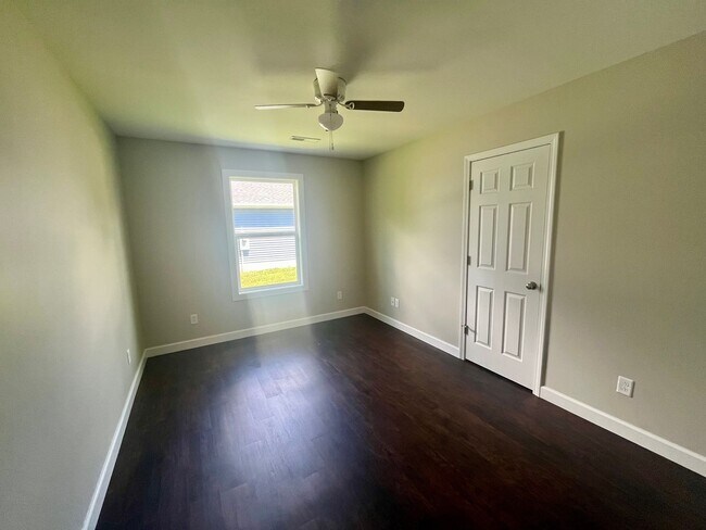 Building Photo - 3 Bedrooms | 2 Bathrooms | 1 Car Garage