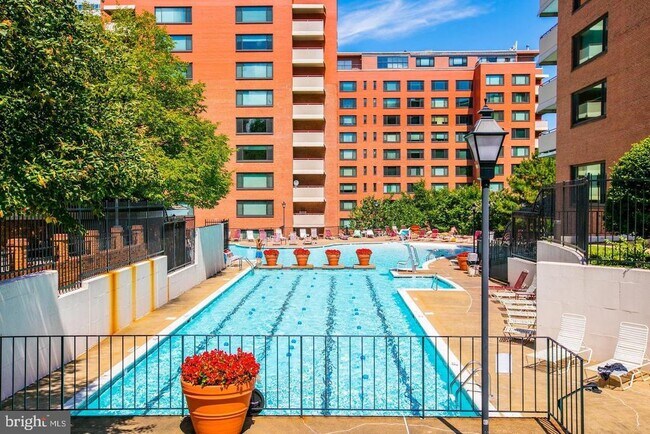 Building Photo - 1021 Arlington Blvd