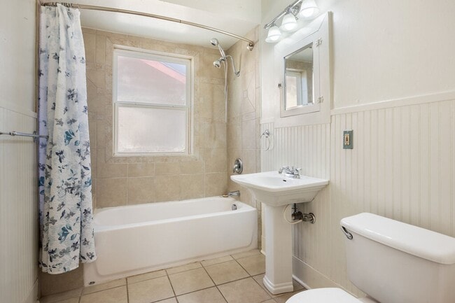 Building Photo - Historic craftsman style home located in T...