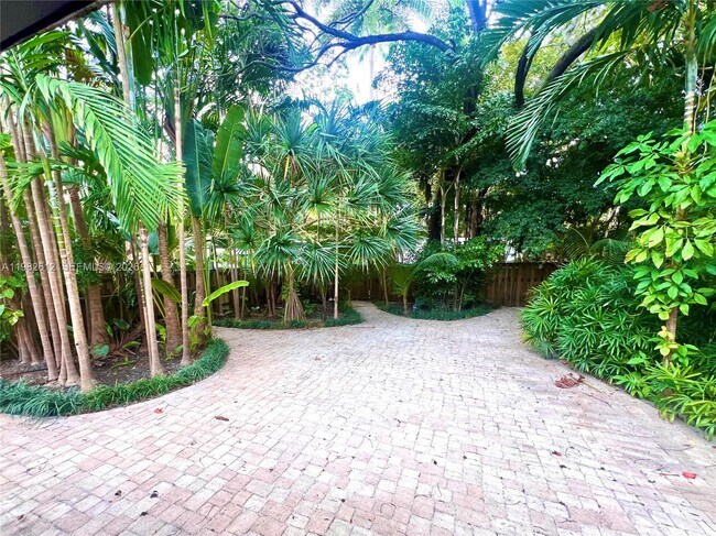 Building Photo - 1900 Tigertail Ave