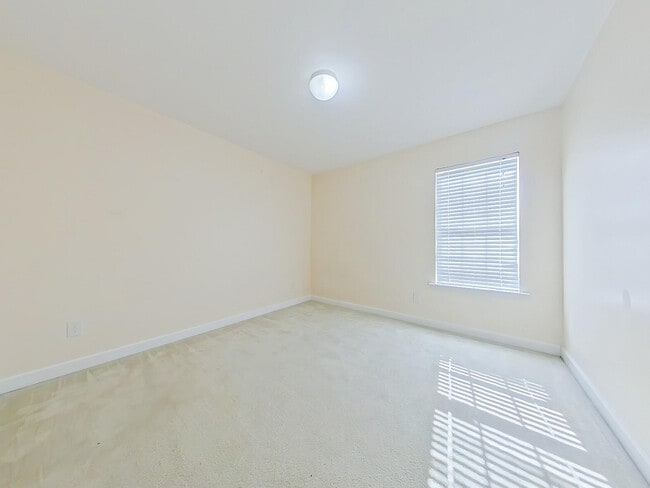 Building Photo - 615 Ventana Dr