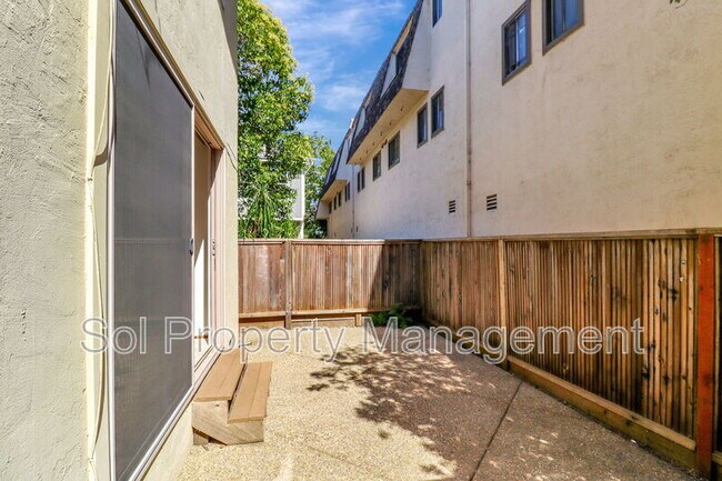 Building Photo - 5 Treanor St