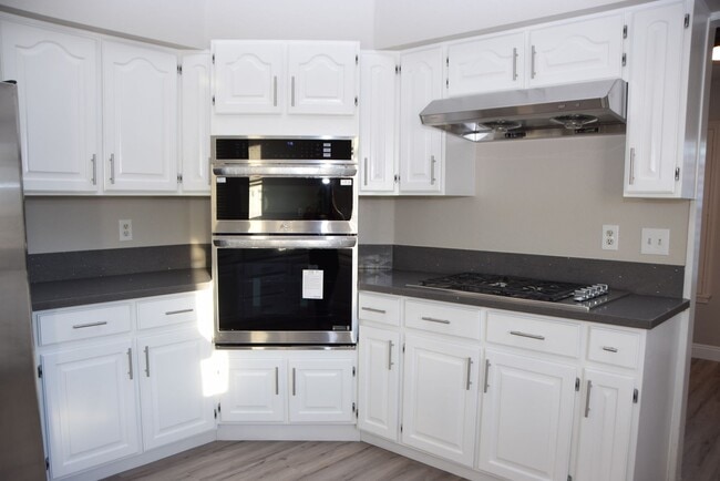 Building Photo - SE - SINGLE STORY 3 BEDROOM, FULLY UPGRADED HOME IN GATED COMMUNITY