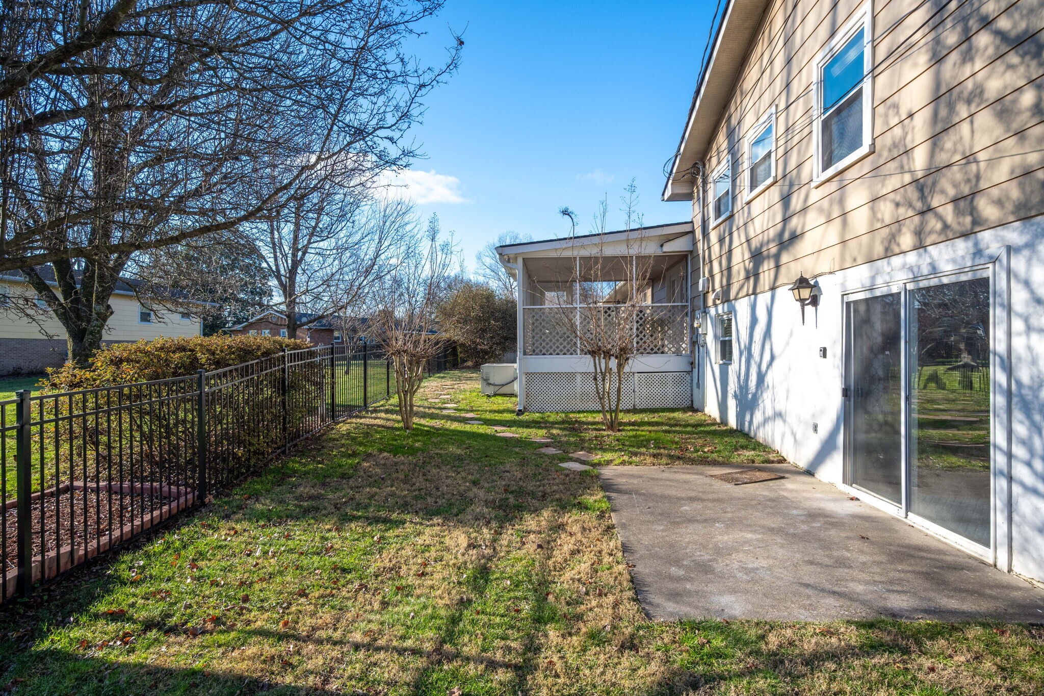 Building Photo - 85 Meadowdew Ln