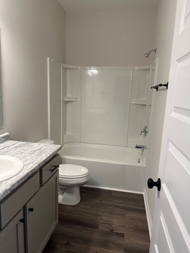 Building Photo - FOR RENT