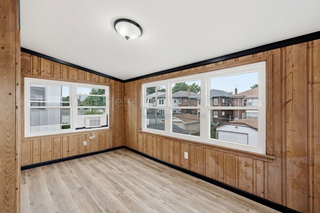 Building Photo - 5055 Lindenwood Ave
