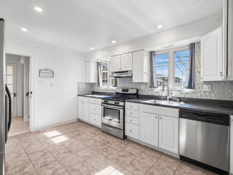 Building Photo - 433 Winterhill St