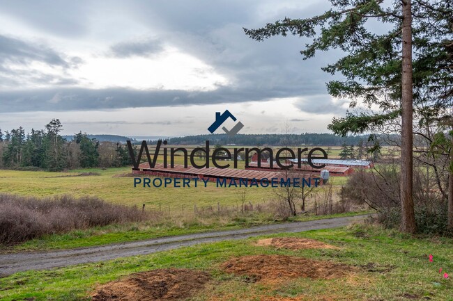 Building Photo - Charming Woodland Retreat in Coupeville, WA!