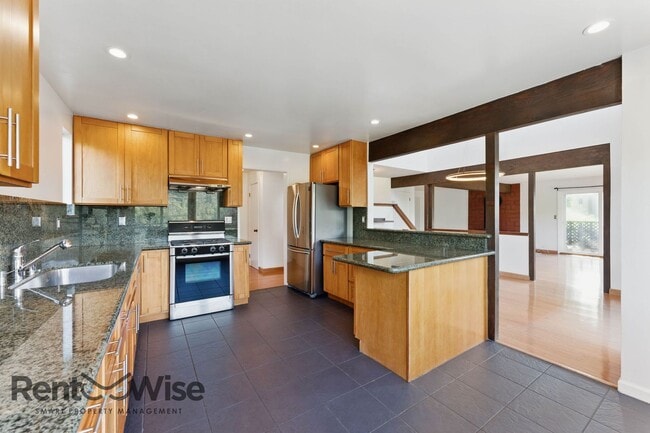 Building Photo - 6845 Thornhill Dr